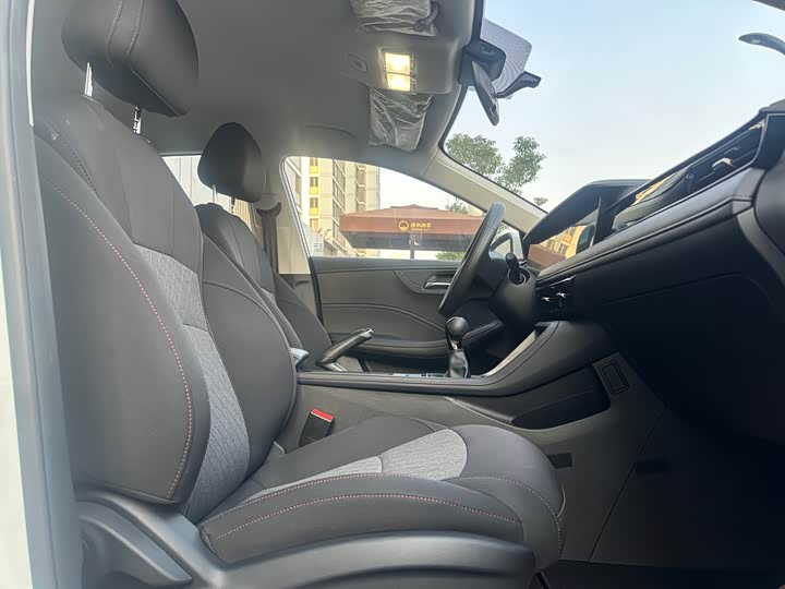 Фото 10 - Roewe i5