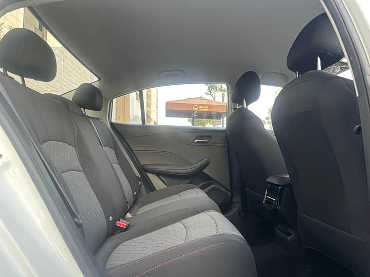 Фото 11 - Roewe i5