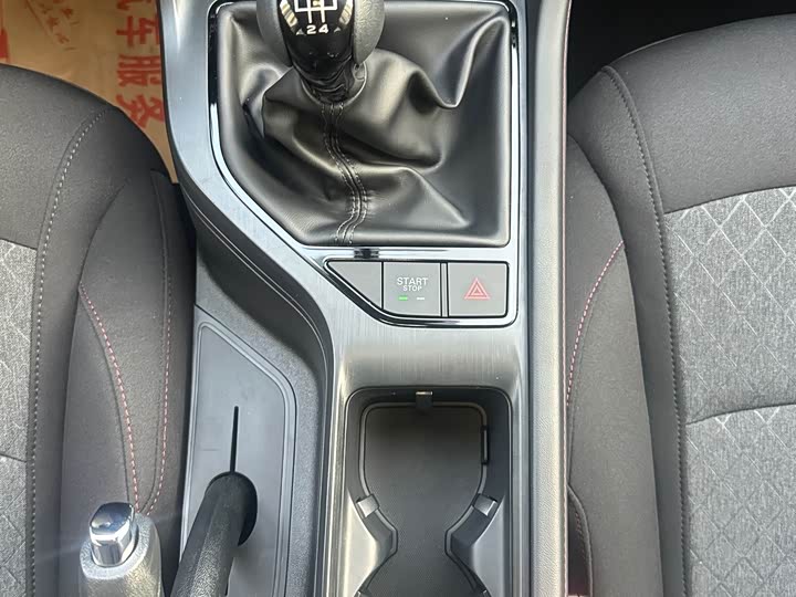 Фото 14 - Roewe i5