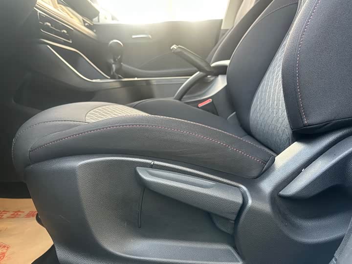 Фото 20 - Roewe i5