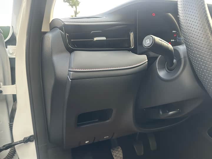 Фото 21 - Roewe i5