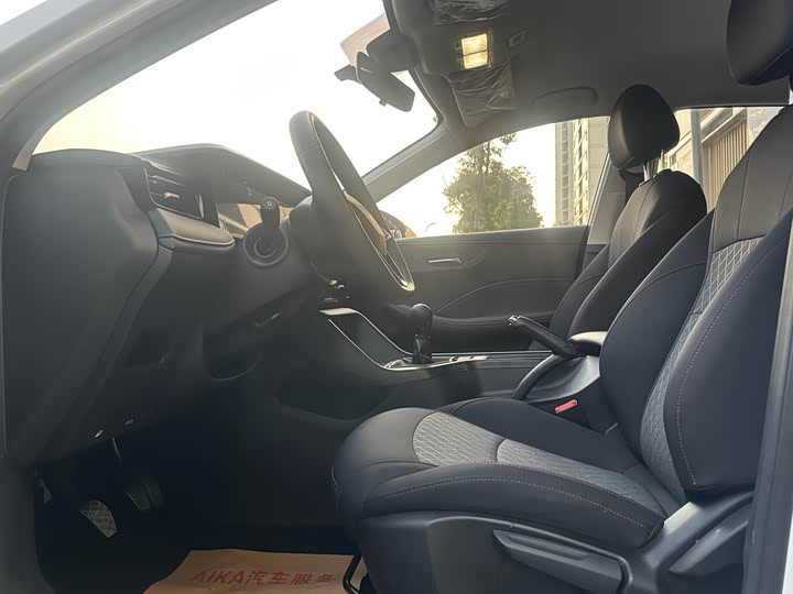 Фото 22 - Roewe i5