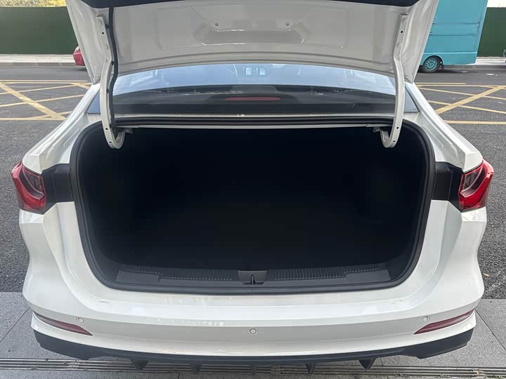 Фото 9 - Roewe i5