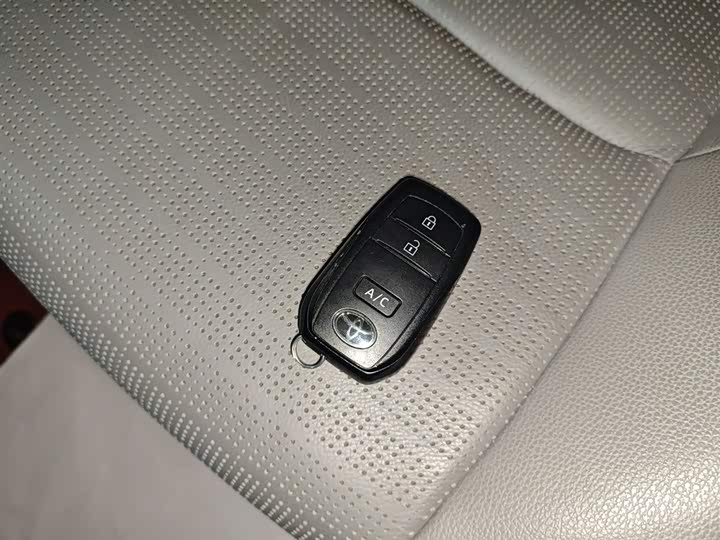 Фото 9 - Toyota bZ4X