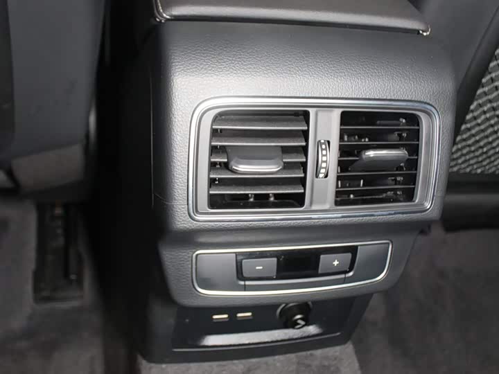 Фото 11 - Audi Q5L