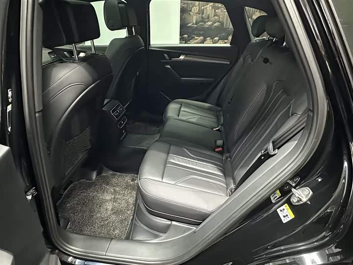 Фото 11 - Audi Q5L