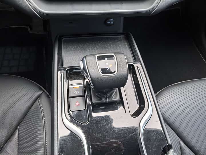 Фото 12 - Hongqi E-QM5