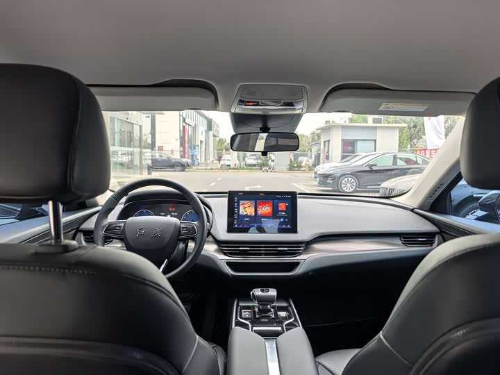 Фото 13 - Hongqi E-QM5