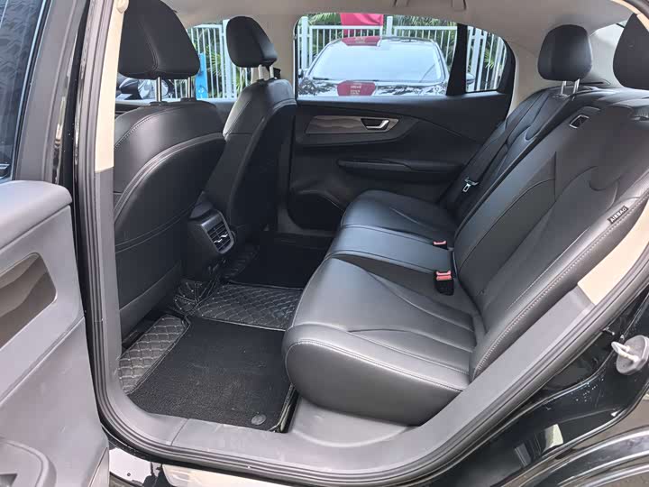 Фото 15 - Hongqi E-QM5