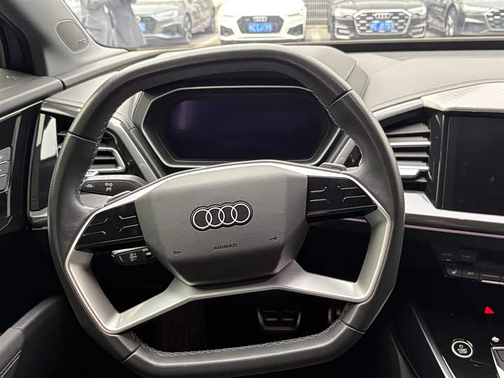 Фото 15 - Audi Q4 e-tron