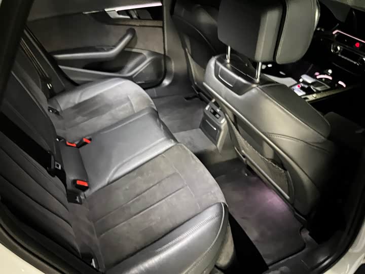 Фото 17 - Audi A4L