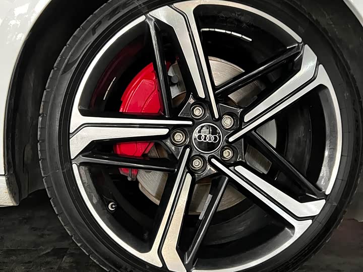 Фото 4 - Audi A4L