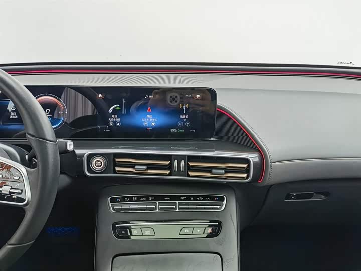 Фото 12 - Mercedes-Benz EQC