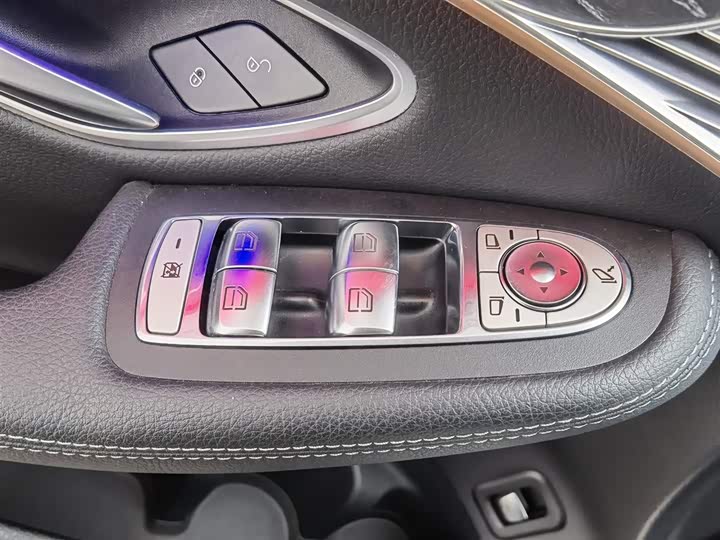 Фото 9 - Mercedes-Benz EQC