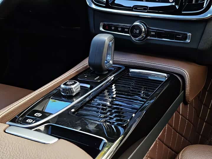 Фото 13 - Volvo S90 Hybrid