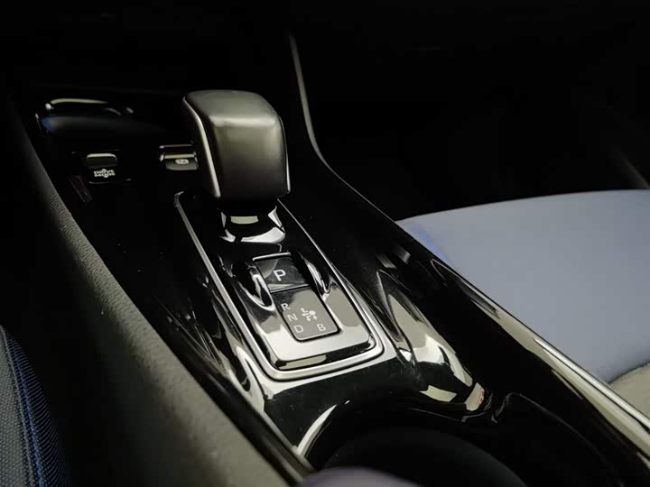 Фото 13 - Toyota C-HR EV