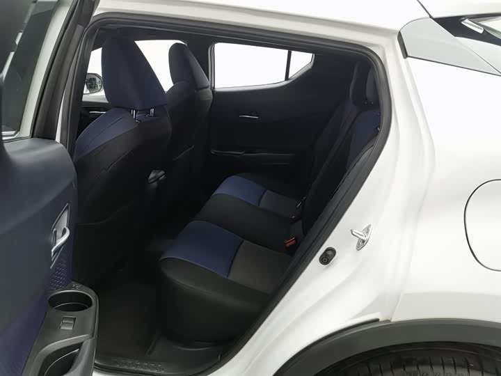 Фото 15 - Toyota C-HR EV