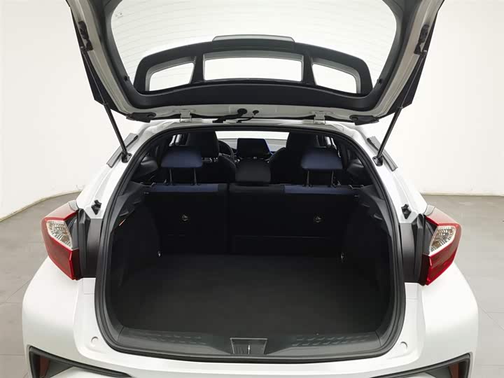 Фото 16 - Toyota C-HR EV