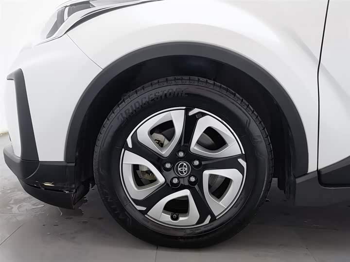 Фото 17 - Toyota C-HR EV