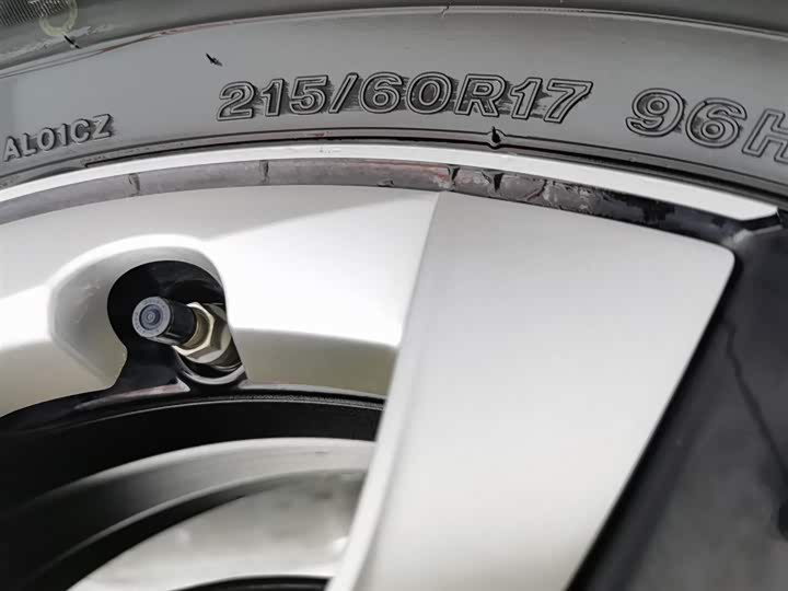 Фото 24 - Toyota C-HR EV