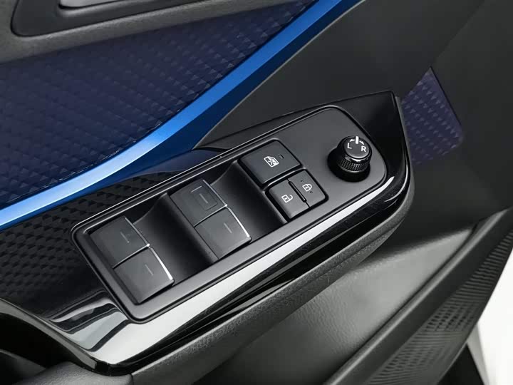 Фото 9 - Toyota C-HR EV