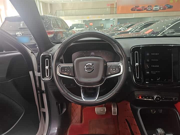 Фото 11 - Volvo XC40