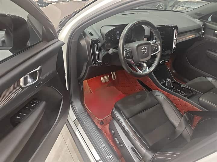 Фото 16 - Volvo XC40