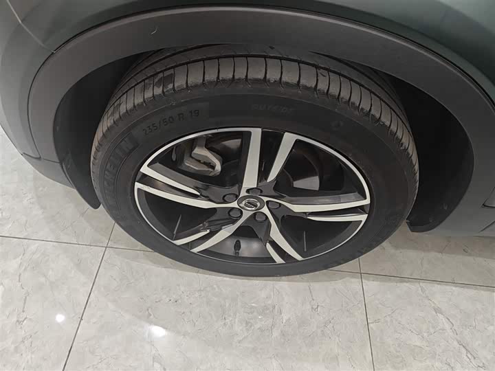 Фото 23 - Volvo XC40