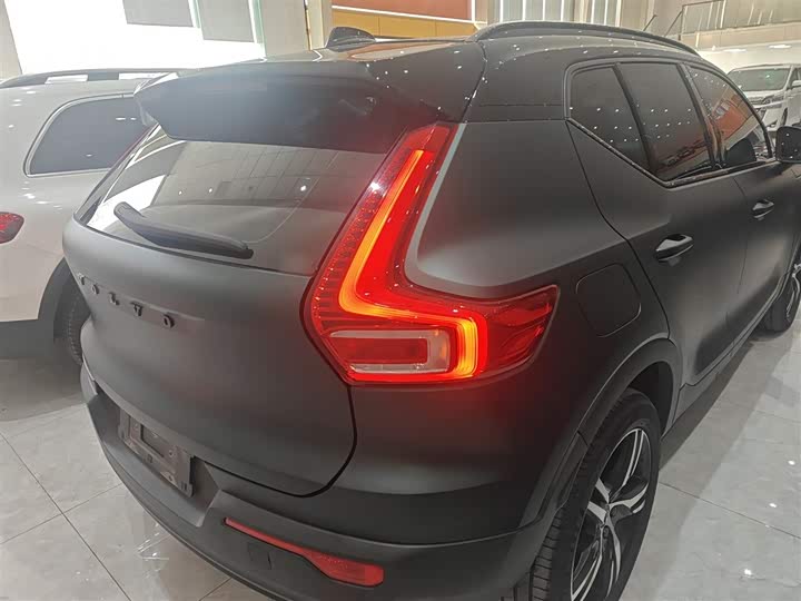 Фото 8 - Volvo XC40