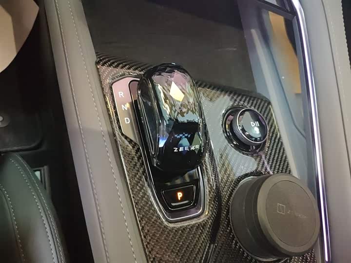 Фото 14 - Zeekr 001