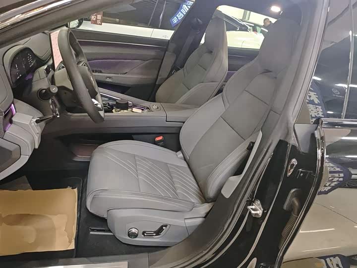 Фото 15 - Zeekr 001