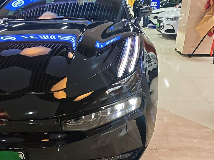 Фото 24 - Zeekr 001