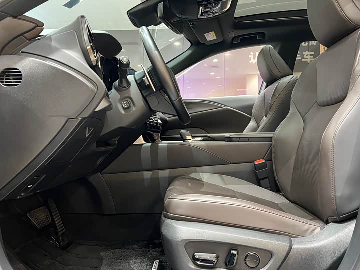 Фото 11 - Lexus RX