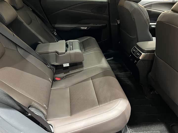 Фото 13 - Lexus RX