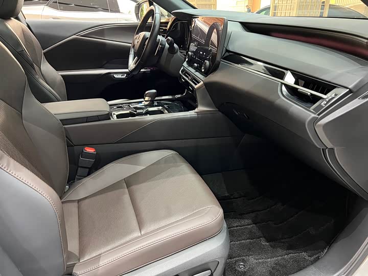 Фото 14 - Lexus RX