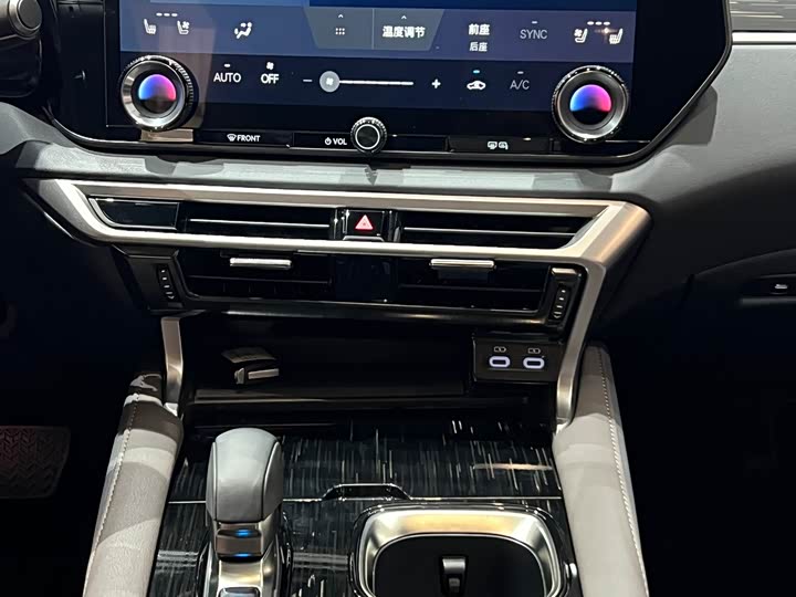 Фото 17 - Lexus RX