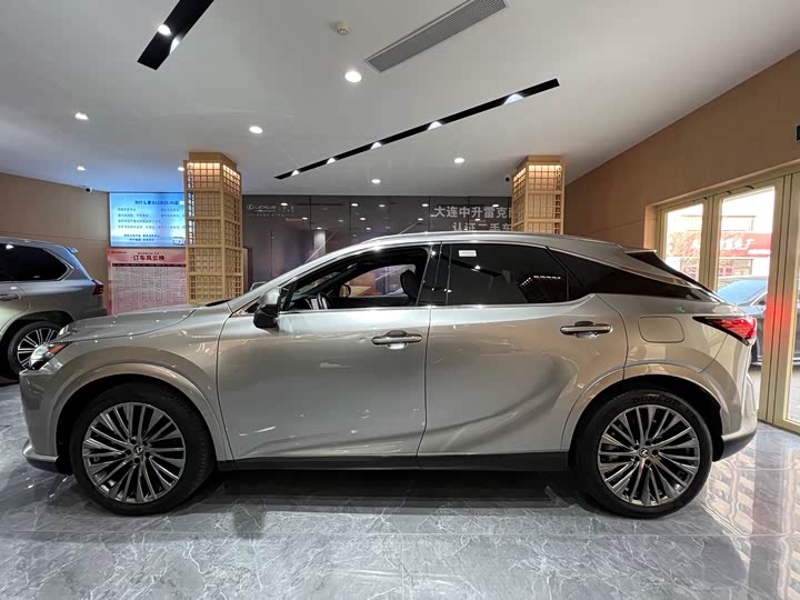 Фото 3 - Lexus RX