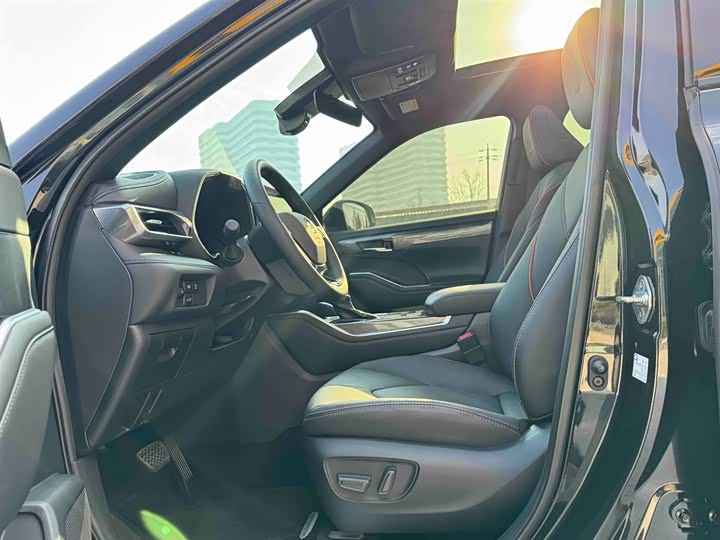 Фото 13 - Toyota Crown Kluger