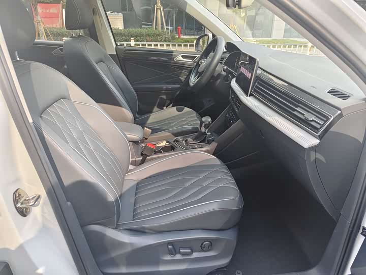 Фото 10 - Volkswagen Tiguan L Pro