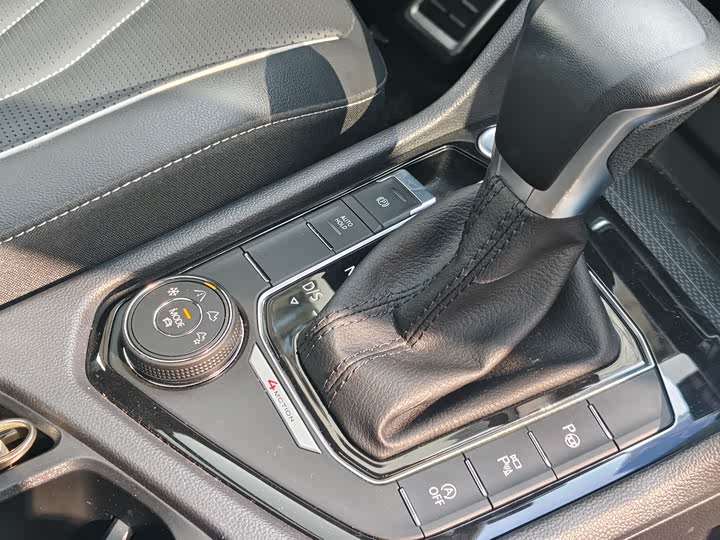 Фото 11 - Volkswagen Tiguan L Pro