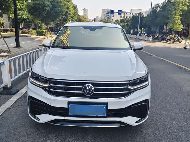 Фото 2 - Volkswagen Tiguan L Pro