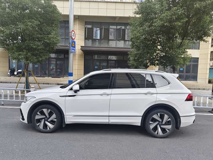 Фото 3 - Volkswagen Tiguan L Pro