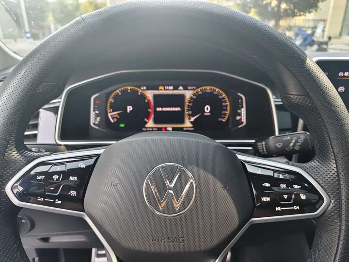 Фото 8 - Volkswagen Tiguan L Pro