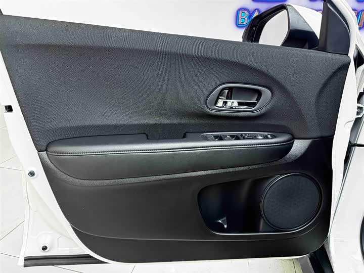 Фото 8 - Honda Vezel