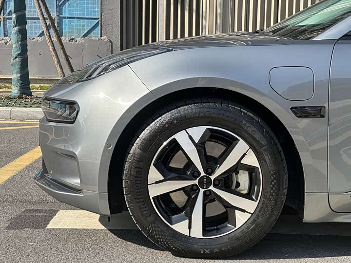 Фото 23 - Zeekr 001