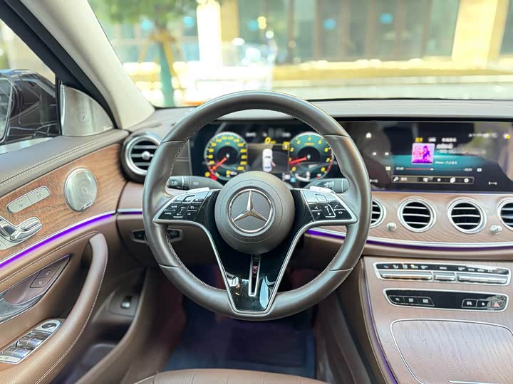 Фото 13 - Mercedes-Benz E-Class