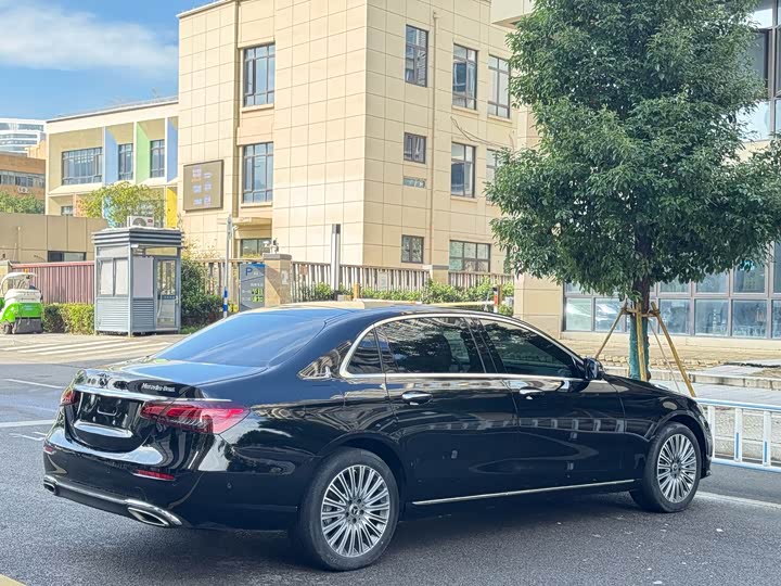 Фото 4 - Mercedes-Benz E-Class