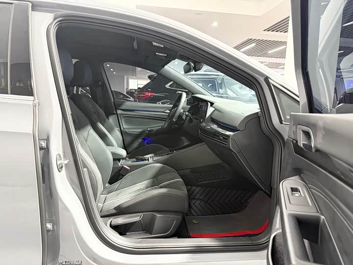 Фото 13 - Volkswagen Golf