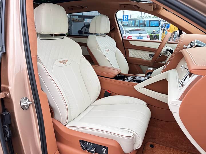 Фото 15 - Bentley Bentayga