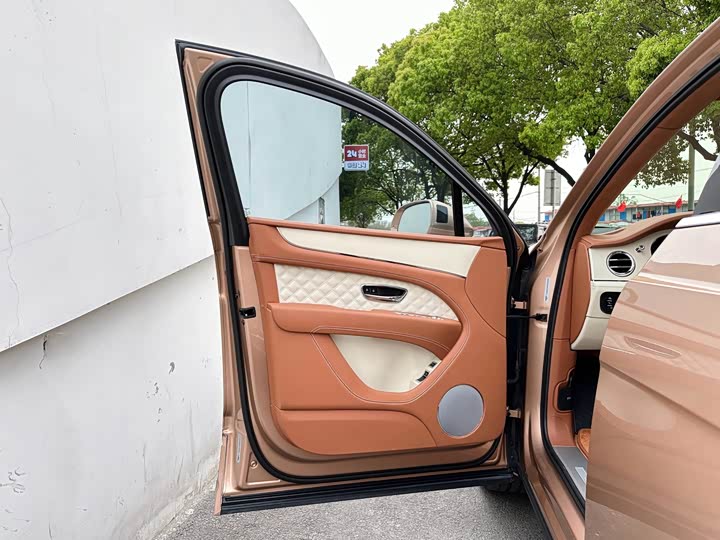 Фото 23 - Bentley Bentayga